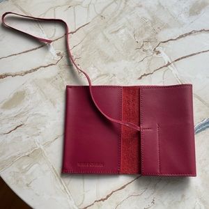 Mark and Graham LEATHER CHARGER ROLL UP